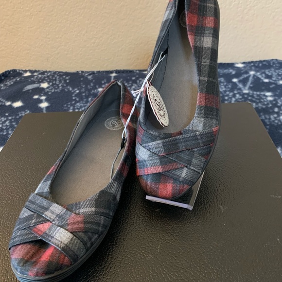 SO Kohls Plaid Flats Size 8